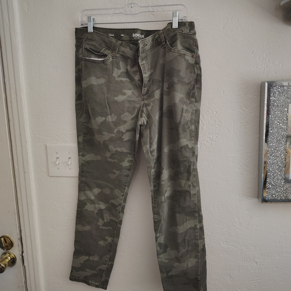 Sonoma camo capris size 16 R